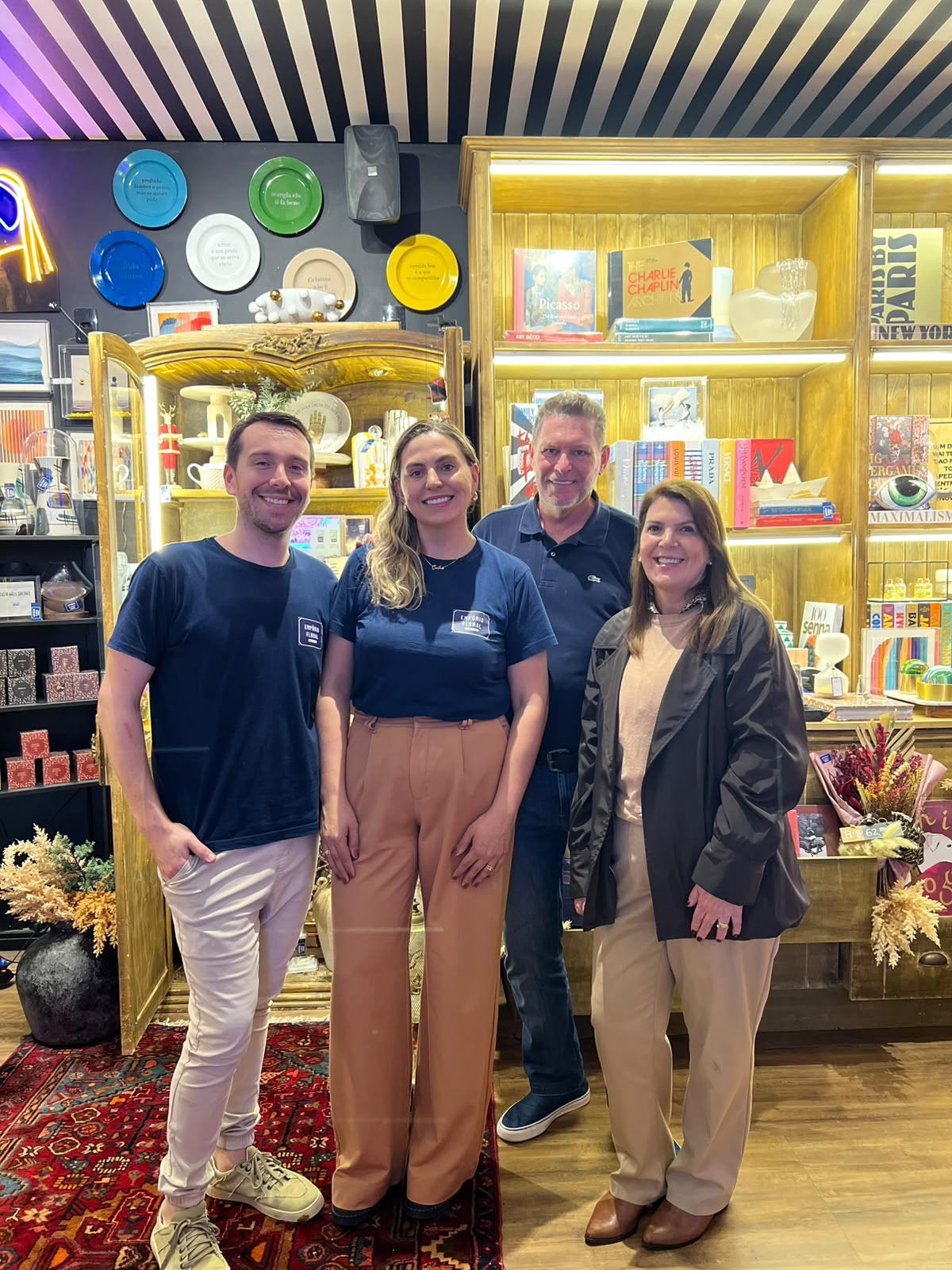 Os irmãos Elcio Jr e Cintia inauguraram o novo espaço da EMPORIO FLORAL, agora na área central de Brusque